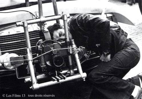 EL DIRECTOR El cineasta Claude Lelouch nació en Francia en 1937, poco antes de la ocupación nazi. Hijo de judíos, su juventud se desarrolló en el París de la posguerra. El pequeño Lelouch no era muy buen estudiante así que su padre le regaló una cámara para ver si aquello lograba despertar algo en él; y vaya si lo hizo. Sus primeros trabajos profesionales se ciñeron a filmar eventos deportivos como las 24 Horas de Le Mans y el Tour de Francia. Para encontrar su primer largometraje hay que avanzar hasta 1960, aunque sus inicios no fueron muy prometedores. Su film 'Le propre de l'homme' cosechó duras críticas de la entonces influyente revista Cahiers du cinéma, que llegó a decir "Claude Lelouch, recuerden bien ese nombre, porque nunca volverán a escucharlo". Este "pequeño" contratiempo no desanimó a Lelouch que poco después alcanzaría el reconocimiento de crítica y público con 'Un hombre y una mujer', que se alzó con la Palma de Oro de Cannes y el Óscar a Mejor Película Extranjera en 1966. Tras este sonado éxito, la carrera de este polifacético artista -ha sido director, productor, guionista, escritor y actor- comenzó a despegar pero no sería hasta 1981 que firmó la que es considerada su mejor película hasta ahora, 'Los unos y los otros', un drama musical con la Segunda Guerra Mundial como telón de fondo. El director, que ahora cuenta con 76 años, sigue en activo. Su última película ha sido 'Ces amours-là', estrenada en Francia en 2010.